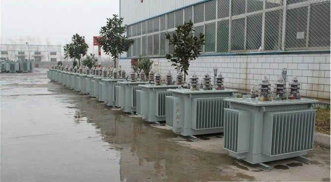 油浸式變壓器的保養(yǎng)如何去做？預防滲漏油：油浸式變壓器在油箱內充滿變壓器油，裝配中依靠緊固件對耐油橡膠元件加壓而密封。